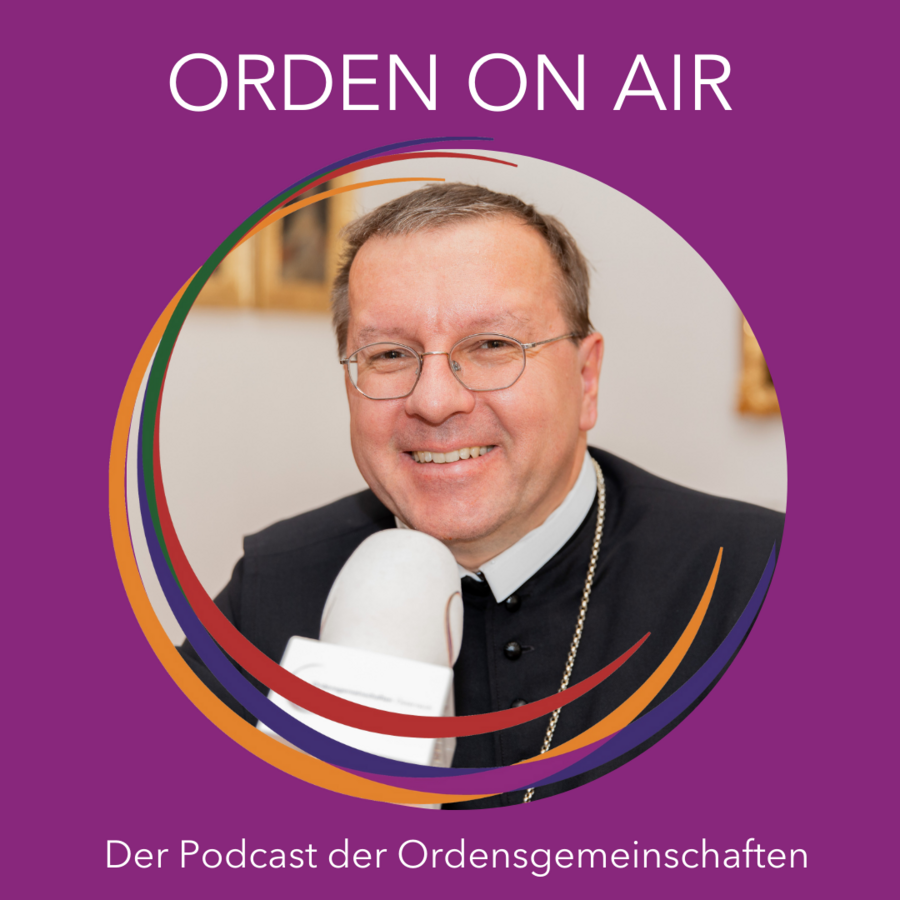Abt Johannes Perkmann in Ordenstracht vor dem Mikrofon