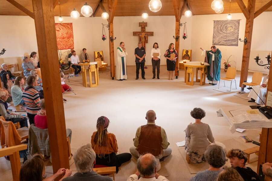 In einem Festgottesdienst übergaben P. Sascha Heinze und Wolfgang Stock ihre Verantwortung im Haus der Stille an ihre Nachfolger:innen. / Haus der Stille In einem Festgottesdienst übergaben P. Sascha Heinze und Wolfgang Stock ihre Verantwortung im Haus der Stille an ihre Nachfolger:innen.