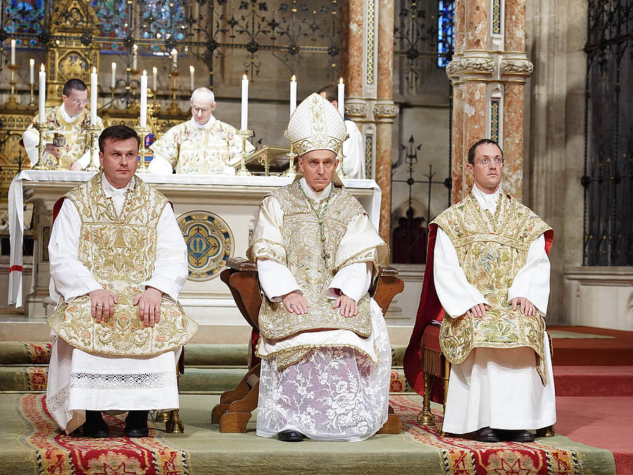 P. Stanislaus Artur Heflik (l.) und P. Cyrill Jan Bednar (r.) wurden am 5. Oktober 2024 von Erzbischof Georg Gänswein (Mitte) im Stift Heiligenkreuz zu Priestern geweiht. / Stift Heiligenkreuz/E. Fürst P. Stanislaus Artur Heflik (l.) und P. Cyrill Jan Bednar (r.) wurden am 5. Oktober 2024 von Erzbischof Georg Gänswein (Mitte) im Stift Heiligenkreuz zu Priestern geweiht.