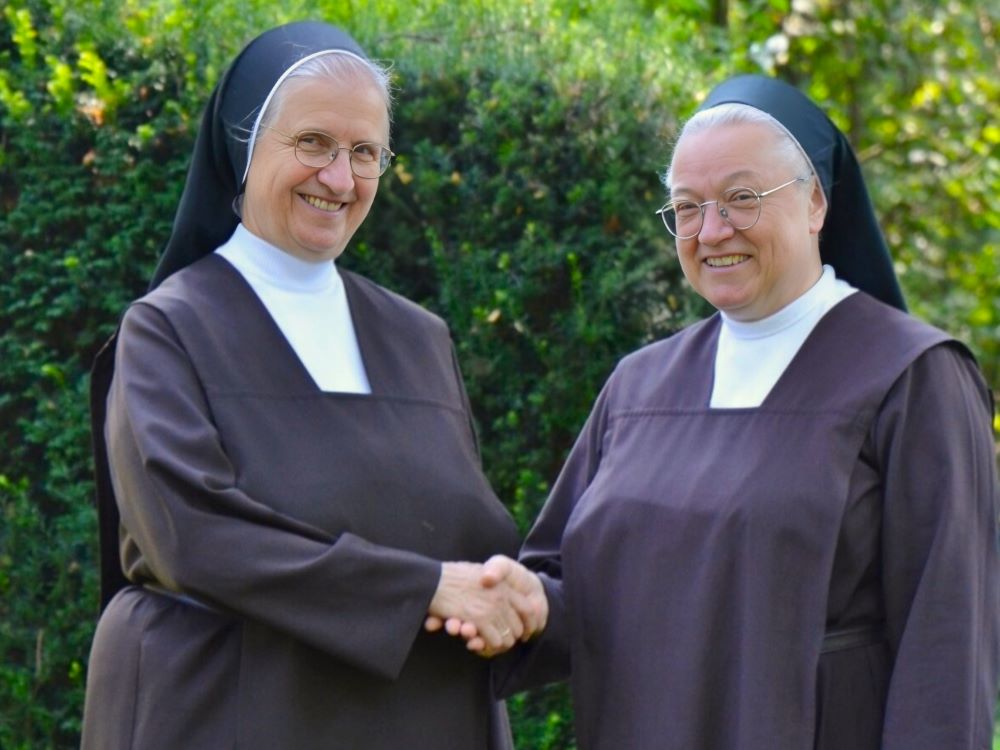 Die bisherige Generaloberin Sr. M. Michaela Pfeiffer-Vogl (links) gratuliert ihrer Nachfolgerin Sr. M. Margret Grill (rechts)