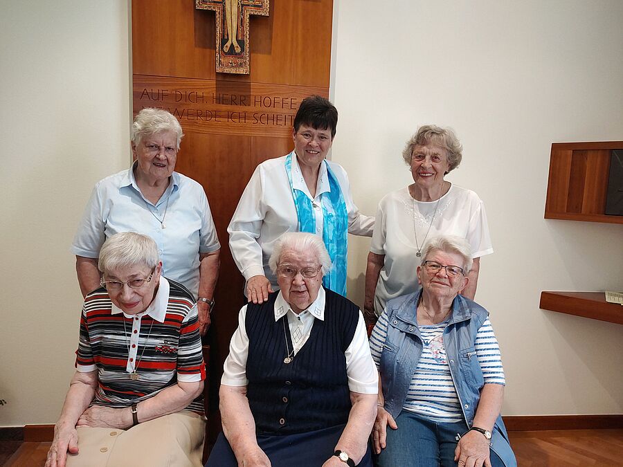Sr. Blandina Wenighofer (hinten links), Sr. Monika Plank (hinten rechts), Sr. Maria Consilia Preyer, Sr. Mathilde Mayr und Anneliese Leskovar (vorne, v.l.) feierten ihre Jubiläen. Generalleiterin Sr. Susanne Krendelsberger (hinten Mitte) gratulierte 