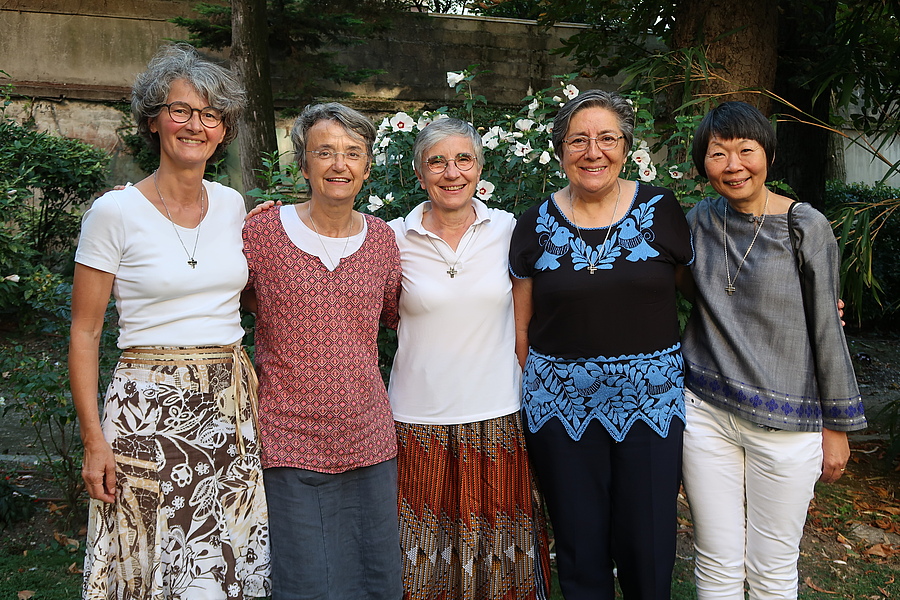 Die neue Generalleitung der Kongregation der Helferinnen: Generaloberin Sr. Maria Pidello (Mitte) mit ihren Rätinnen Sr. Barbara Haefele, Sr. Emmanuelle Maupomé, Sr. Rosa María López Palacios und Sr. Kikuyo Yamamoto (v.l.).       