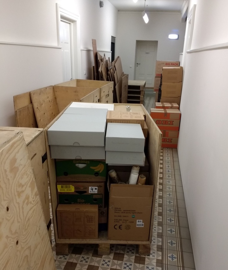 „Clipboxen“ werden im Hausgang befüllt. Die fehlende Seitenwand und der Deckel werden aufgesetzt, sobald die „Clipbox“ voll ist. / Lukas Winder