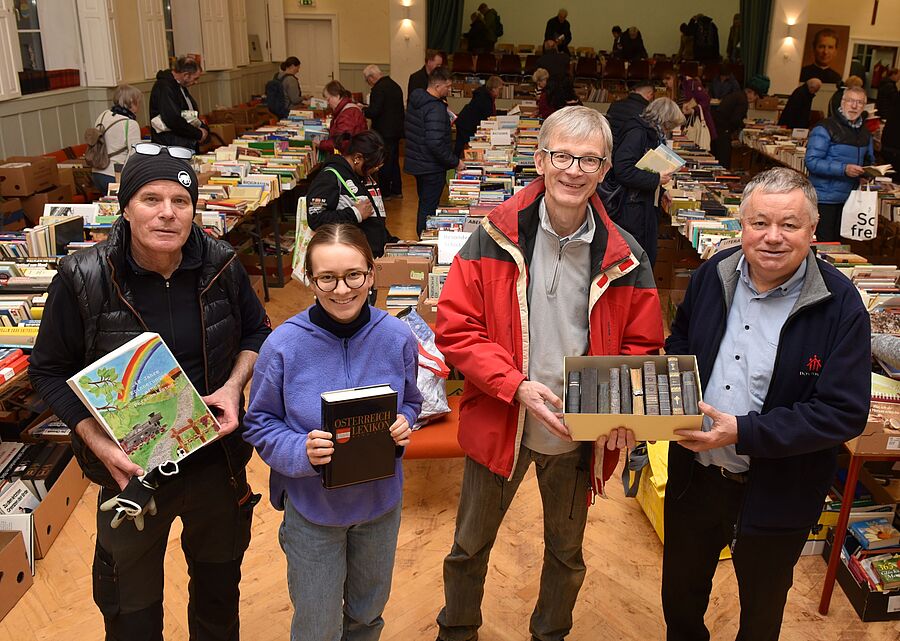 Cheforganisator Christian Winkler, Mona und Christian Steiner und Pfarrer P. Hermann Sandberger freuten sich über einen gelungenen Don Bosco-Jugendzentrum-Bücherflohmarkt.