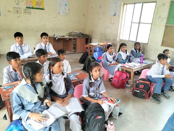 Dem englischsprachigen St. Teresa Gymnasium mangelt es an benutzbarer Ausstattung.