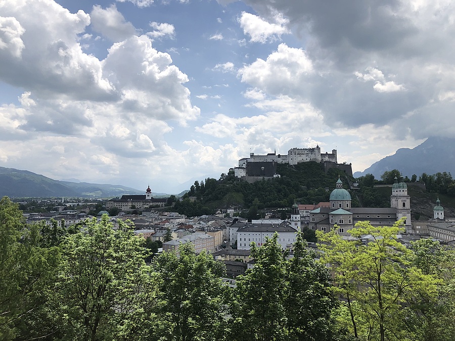 Im Kapuzinerkloster Salzburg können die Besucher:innen unter anderem den Panoramablick über Salzburg genießen.