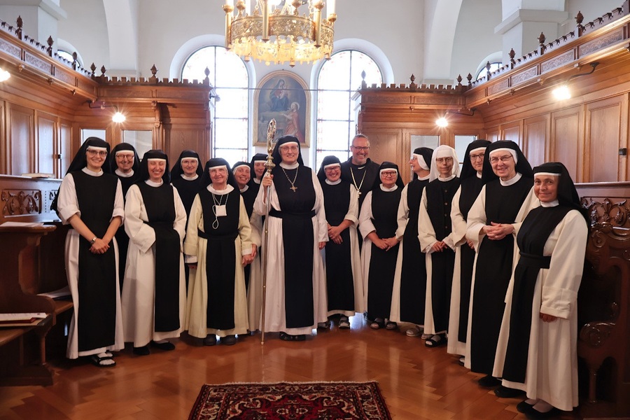 15 Zisterzienserinnen leben derzeit in der Abtei Mariastern-Gwiggen. Sr. Maria-Stella Krimmel (Mitte) ist ihre neue Äbtissin.