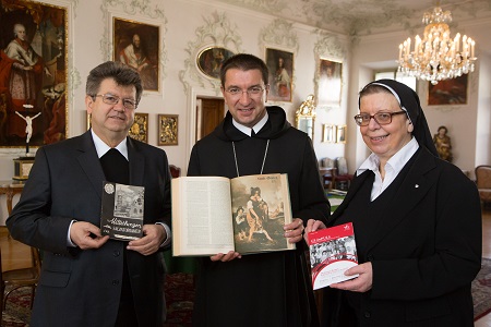 Chris Hofer Eröffnung des Archivs für Zeitschriften der österreichischen Ordensgemeinschaften in der Bibliothek der Erzabtei St. Peter in Salzburg, 2014-03-07; Foto: Chris Hofer; Bild zeigt: Pater Erhard Rauch, Erzabt Korbinian Birnbacher OB, Sr. Cordis M. Feuer