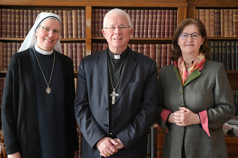 Erzbischof Franz Lackner dankt Elisabeth Kandler-Mayr (r.) und heißt Sr. Christine Nigg in ihrem neuen Amt willkommen.