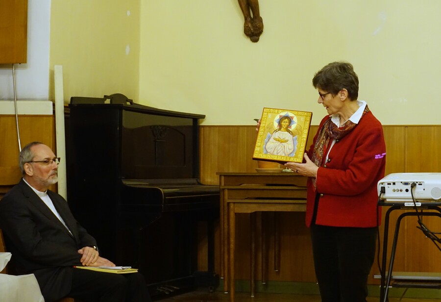 Sr. Christine Rod überreicht P. Lorenz Voith eine Ikone