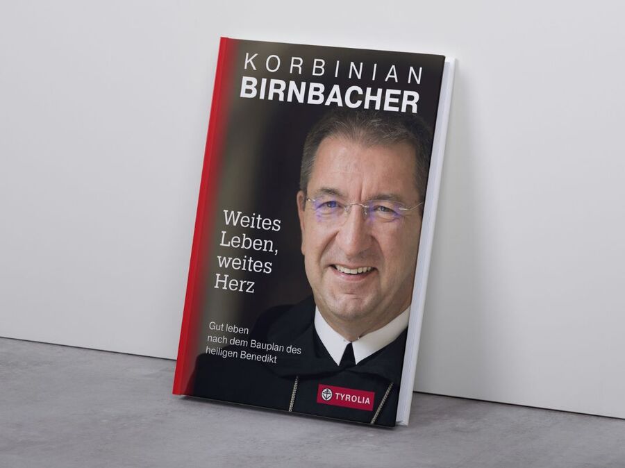 Erzabt Korbinian Birnbacher präsentierte am 29. Februar 2024 sein Buch „Weites Leben, weites Herz. Gut leben nach dem Bauplan des heiligen Benedikt“. / Canva/Tyrolia Verlag Erzabt Korbinian Birnbacher präsentierte am 29. Februar 2024 sein Buch „Weites Leben, weites Herz. Gut leben nach dem Bauplan des heiligen Benedikt“.