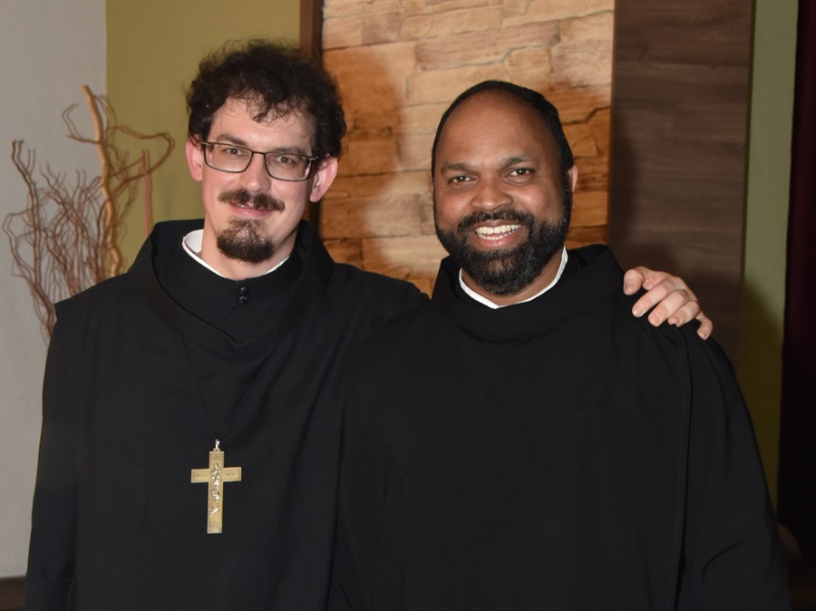 Vor Provinzial Frater Saji Mullankuzhy legte Frater Philipp Boška seine Feierliche Profess ab. / Franz Zalubil Vor Provinzial Frater Saji Mullankuzhy legte Frater Philipp Boška seine Feierliche Profess ab.