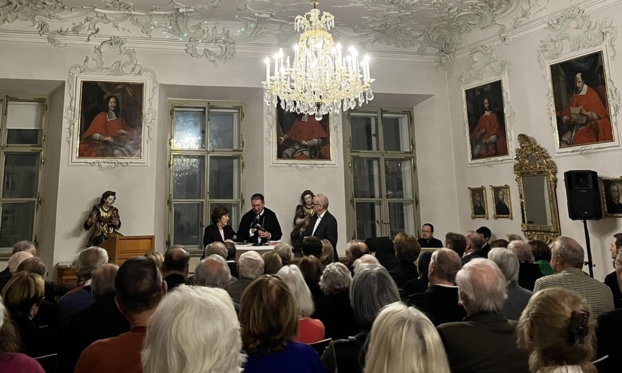 Erzabt Korbinian Birnbacher (Mitte) präsentierte sein neues Buch gemeinsam mit Helga Rabl-Stadler (links) und Josef Bruckmoser (rechts) in der Erzabtei St. Peter. / ÖOK/rm Erzabt Korbinian Birnbacher (Mitte) präsentierte sein neues Buch gemeinsam mit Helga Rabl-Stadler (links) und Josef Bruckmoser (rechts) in der Erzabtei St. Peter.