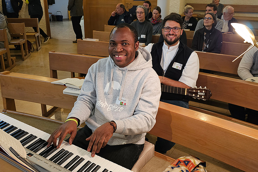 Emmanuel Eze ist nicht nur ein Sprachentalent: Er spielt auch Klavier und ist ein begnadeter Sänger.