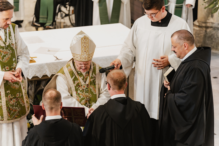 Vor Abt Gerhard Hafner legte Fr. Petrus Dreyhaupt die benediktinischen Gelübde der Beständigkeit, des klösterlichen Lebenswandels und des Gehorsams ab. / Sabine Breitfuß Fotografie Vor Abt Gerhard Hafner legte Fr. Petrus Dreyhaupt die benediktinischen Gelübde der Beständigkeit, des klösterlichen Lebenswandels und des Gehorsams ab.