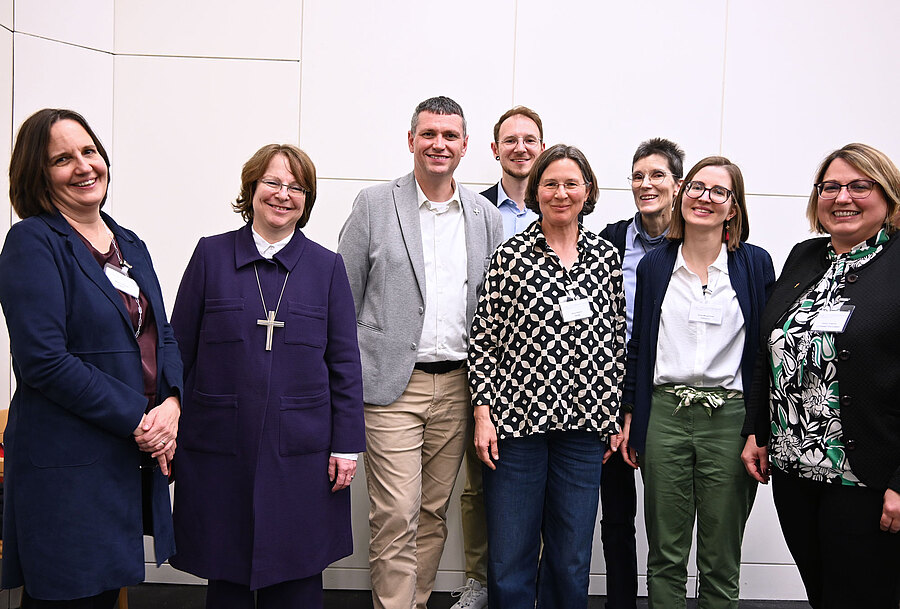 Die Organisator:innen mit den Referent:innen (v.l.): Marie-Theres Igrec (Ordensgemeinschaften Österreich), Bischöfin Cornelia Richter, Generalvikar Harald Mattel, Markus Aichelburg, Anne-Kathrin Wenk, Sr. Gudrun Schellner SSM, Anna Davogg (Konferenz / SALK/Sabine Aßmann Die Organisator:innen mit den Referent:innen (v.l.): Marie-Theres Igrec (Ordensgemeinschaften Österreich), Bischöfin Cornelia Richter, Generalvikar Harald Mattel, Markus Aichelburg, Anne-Kathrin Wenk, Sr. Gudrun Schellner SSM, Anna Davogg (Konferenz