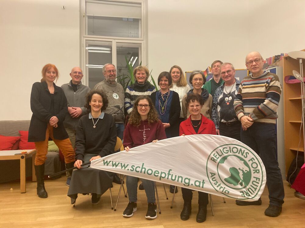 Sr. Jana Roschitz (vorne links) engagiert sich bei Religions for Future / Religions for Future Sr. Jana Roschitz (vorne links) engagiert sich bei Religions for Future