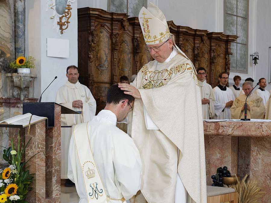 P. Kilian Deppisch wurde von Bischof Benno Elbs zum Priester geweiht. / Josef Güfel P. Kilian Deppisch wurde von Bischof Benno Elbs zum Priester geweiht.