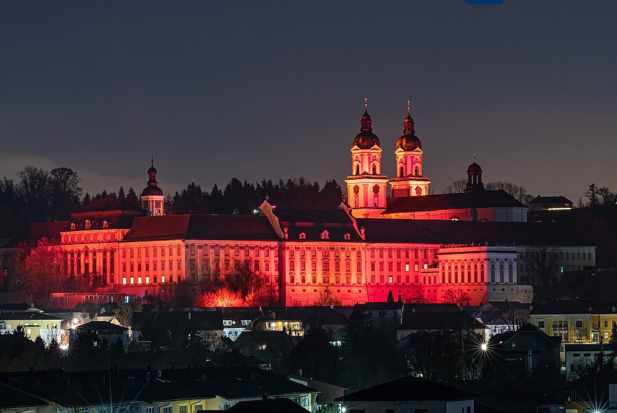 Das Stift St. Florian wird am „Red Wednesday“ nicht nur rot beleuchtet, im Abendgottesdienst findet auch ein spezielles Gedenken statt.