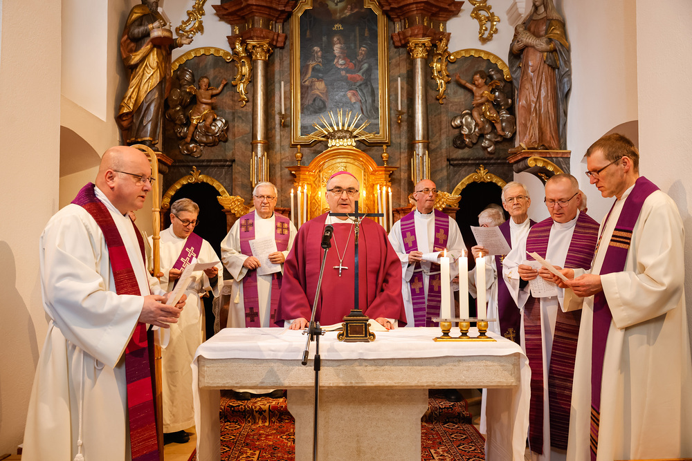 Anlässlich des 50-Jahr-Jubiläums der Grundsteinlegung für das Kloster der Karmelitinnen am Heiligen Berg in Bärnbach fand ein Festgottesdienst mit Bischof Wilhelm Krautwaschl statt.