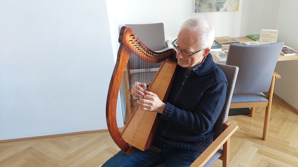 P. Werner Hebeisen und seine Schoßharfe / ÖOK/rs P. Werner Hebeisen und seine Schoßharfe