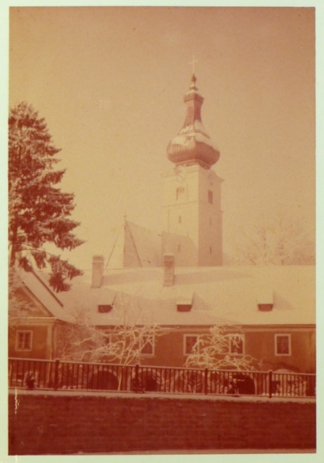 Farbveränderungen an einer Farbfotografie, Kirche in Mank, 1974, NL Stangler, Fotoalbum 4, ÖAAB Erinnerungsalbum, NÖLA.
