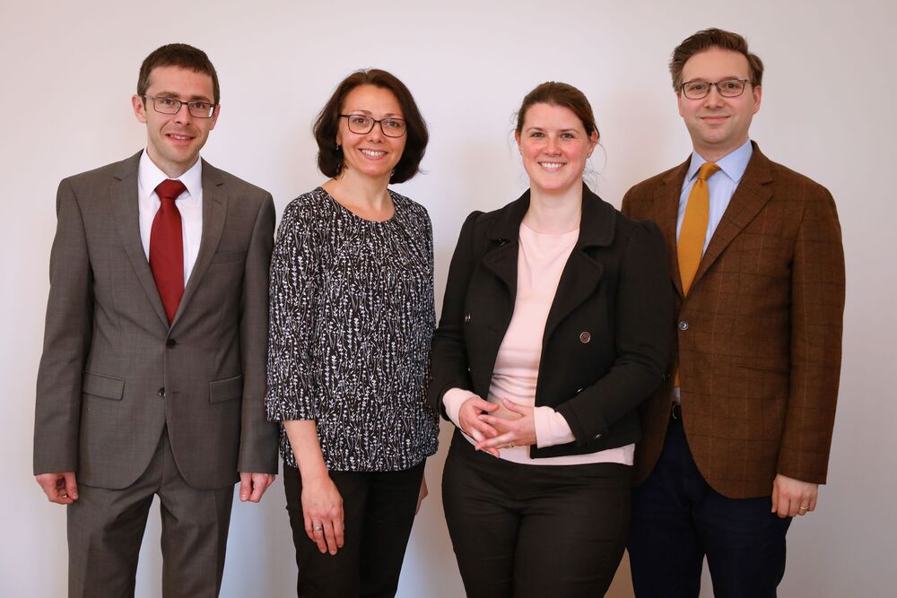 Redaktionsteam im Jahr 2019, von links nach rechts: Gerald Hirtner, Karin Mayer, Irene Kubiska-Scharl, Maximilian Alexander Trofaier © ÖOK / © ÖOK Redaktionsteam im Jahr 2019, von links nach rechts: Gerald Hirtner, Karin Mayer, Irene Kubiska-Scharl, Maximilian Alexander Trofaier © ÖOK