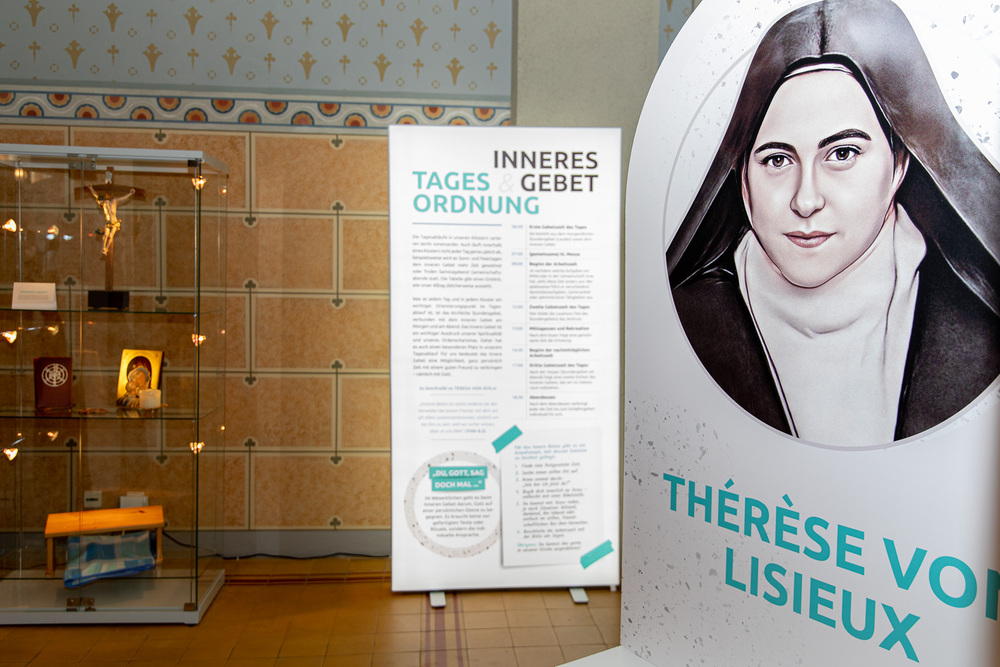 Abb. 2: Ausstellung „400 Jahre Freundschaft mit Gott. Gemeinschaft – Gebet – Gaben“ im Karmelitenkonvent in Wien–Döbling / Elisabeth Mayr/Ordensgemeinschaften, MSC Abb. 2: Ausstellung „400 Jahre Freundschaft mit Gott. Gemeinschaft – Gebet – Gaben“ im Karmelitenkonvent in Wien–Döbling