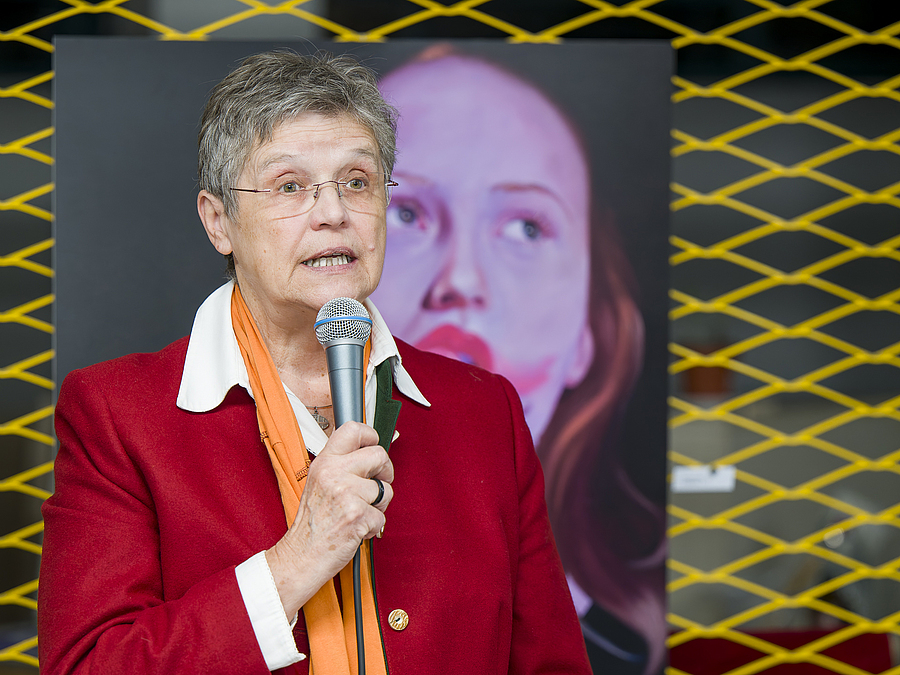 Die Salvatorianerin Sr. Maria Schlackl erklärte: „Die Ausstellung lädt dazu ein, das Unsagbare sichtbar zu machen und den Opfern ihre Stimme und Würde zurückzugeben.“ / Martin Eder Die Salvatorianerin Sr. Maria Schlackl erklärte: „Die Ausstellung lädt dazu ein, das Unsagbare sichtbar zu machen und den Opfern ihre Stimme und Würde zurückzugeben.“