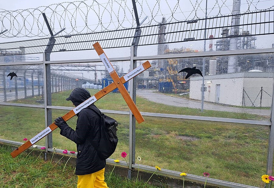 Beim Stationengottesdienst der Steyler Missionare vor der OMV-Raffinerie Schwechat wurde bei der Prozession ein Kreuz mitgetragen.