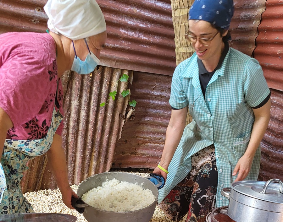 Zwei Mal pro Woche kochen Sr. Christina Blätterbinder und ihre Mitschwestern ein Mittagessen für bedürftige Menschen in der Umgebung.