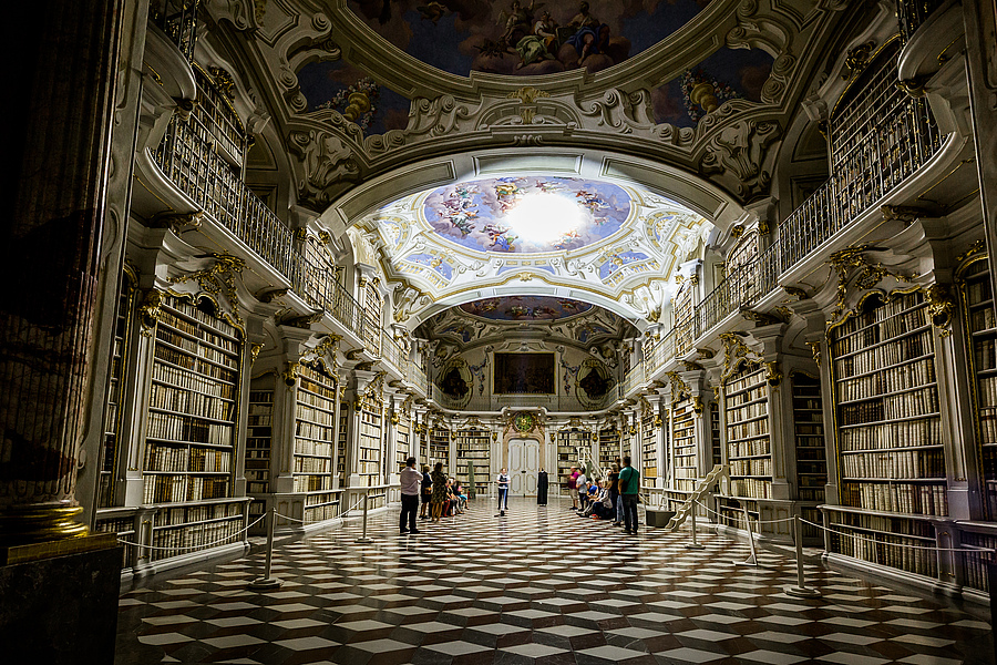 Im August und September finden in der Stiftsbibliothek Admont Spezialführungen in der Nacht statt.