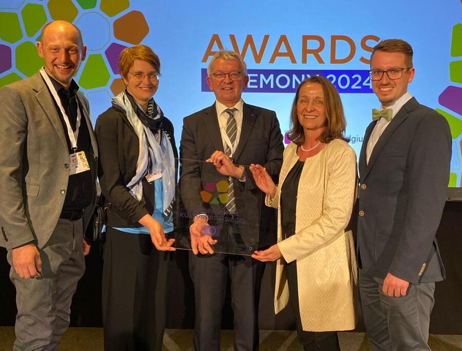Bei der Verleihung des Siegels in Belgien vor Ort (v.l.): Stiftsarchivar Andreas Gamerith, die Zwettler Stadtarchivarin Elisabeth Moll, Johann Kalb (Landrat Bamberg), Tourismusstadträtin Anne Blauensteiner und EU-Gemeinderat Florian Bauer (beide Stad / Anne Blauensteiner Bei der Verleihung des Siegels in Belgien vor Ort (v.l.): Stiftsarchivar Andreas Gamerith, die Zwettler Stadtarchivarin Elisabeth Moll, Johann Kalb (Landrat Bamberg), Tourismusstadträtin Anne Blauensteiner und EU-Gemeinderat Florian Bauer (beide Stad