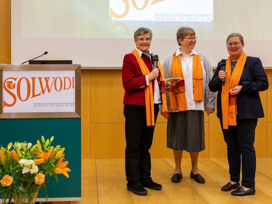 Am 8. Februar 2023 feierte SOLWODI Österreich sein zehnjähriges Bestehen. Hier zu sehen: Sr. Maria Schlackl, Sr. Anna Mayrhofer und Sr. Patricia Erber (v.l.).