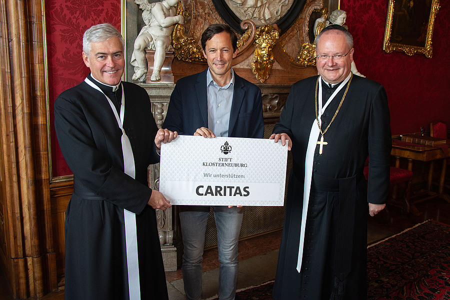 Stiftskämmerer Elias Carr (l.) und Propst Anton Höslinger (r.) übergaben die Spende an Caritas-Direktor Klaus Schwertner. / Stift Klosterneuburg/Walter Hanzmann Stiftskämmerer Elias Carr (l.) und Propst Anton Höslinger (r.) übergaben die Spende an Caritas-Direktor Klaus Schwertner.