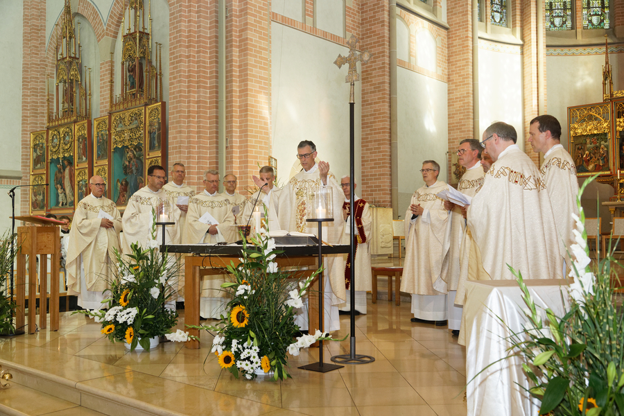 P. Thomas Felder stand dem feierlichen Gottesdienst in der Pfarrkirche Herz-Jesu in Bregenz vor. / Josef Güfel P. Thomas Felder stand dem feierlichen Gottesdienst in der Pfarrkirche Herz-Jesu in Bregenz vor.