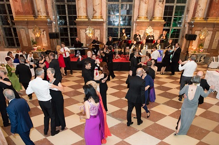 Rhythmische Ballnacht im italienischen Flair / fotokerschi e.U. Werner Kerschbaummayr, Weilling 12, 4490 St. Florian bei Linz, fotokerschi.at SANKT FLORIAN. Die Stimmung der rund 400 Besucher des Kaiserballes „Stile Italiano“ im Marmorsaal des Stiftes Sankt Florian war so „eccezionale“ (hervorragend), dass noch weit bis nach Mitternacht italienische Musik aus dem Stift zu hören war.