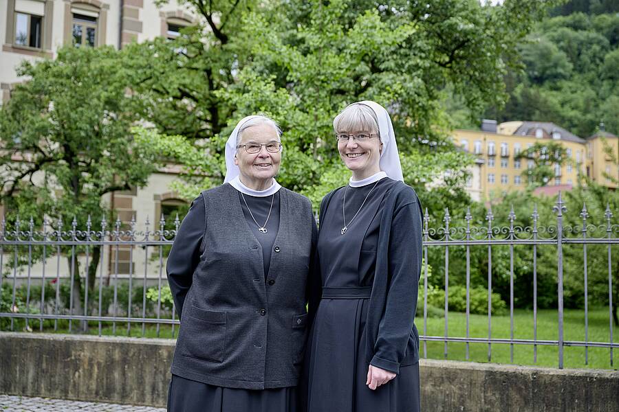 Sr. Barbara Flad (rechts) übernahm das Amt als Generaloberin der Barmherzigen Schwestern von Zams von Sr. Maria Gerlinde Kätzler (links). / Barmherzige Schwestern Zams/Marcel Hagen-studio 22 Sr. Barbara Flad (rechts) übernahm das Amt als Generaloberin der Barmherzigen Schwestern von Zams von Sr. Maria Gerlinde Kätzler (links).