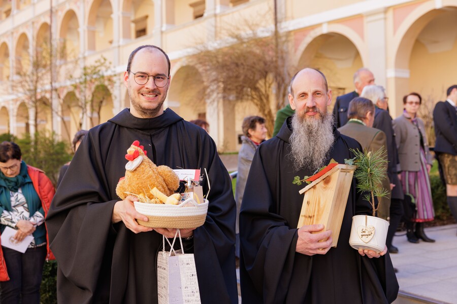 Br. Augustinus Neubauer und Br. Konrad Papst (v.l.) legten am 7. April 2024 in der Benediktinerabtei Seckau ihre Feierliche Profess ab.