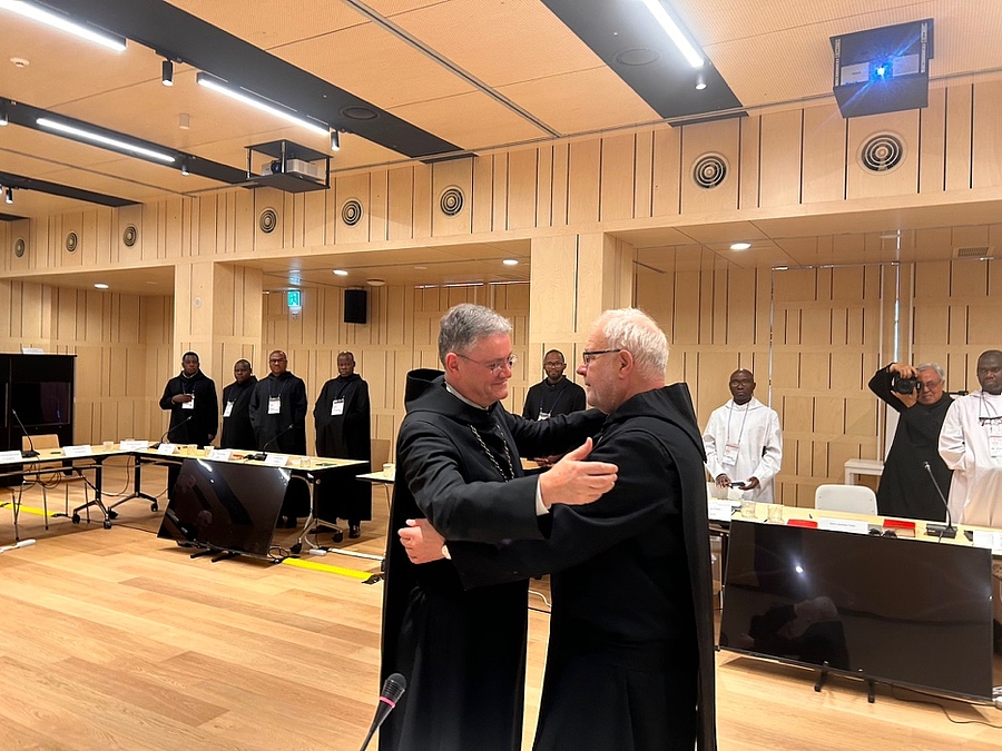 P. Javier Aparicio Suárez (l.) wurde zum neuen Abtpräses der Missionsbenediktiner von St. Ottilien gewählt. / Erzabtei St. Ottilien P. Javier Aparicio Suárez (l.) wurde zum neuen Abtpräses der Missionsbenediktiner von St. Ottilien gewählt.