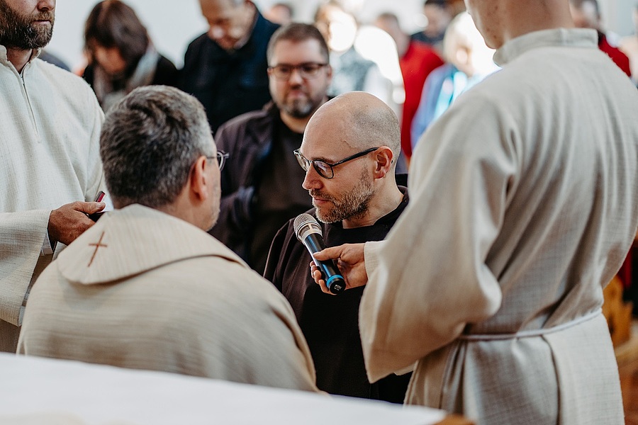 Br. Alexander Schröter legte am 11. Oktober 2025 im Salzburger Kapuzinerkloster seine Ewige Profess ab.
