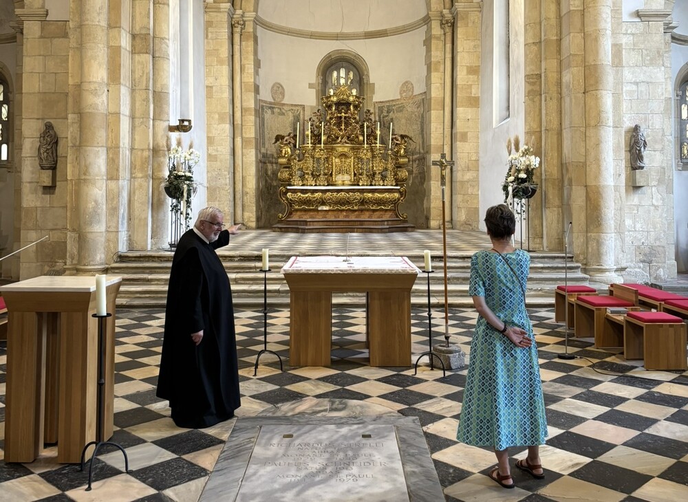 P. Siegfried Stattmann zeigt Sr. Christine Rod die Kirche im Benediktinerstift St. Paul