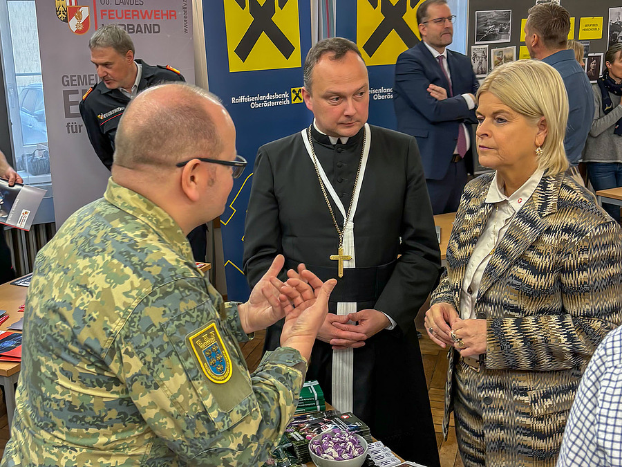 Auch Verteidigungsministerin Klaudia Tanner stattete dem „Marktplatz der Demokratie“ einen Besuch ab. / Hans Hathayer Auch Verteidigungsministerin Klaudia Tanner stattete dem „Marktplatz der Demokratie“ einen Besuch ab.