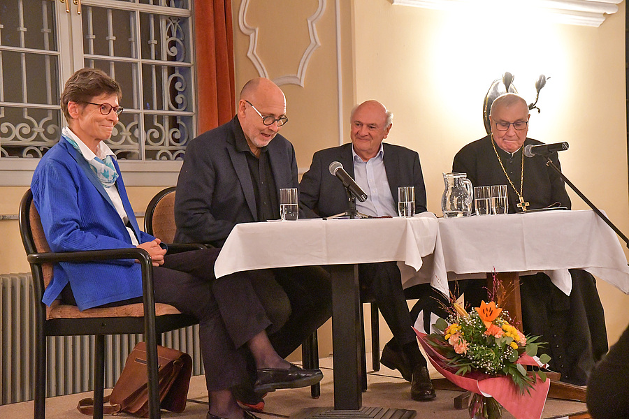 Sr. Christine Rod, Otto Friedrich, Altlandeshauptmann Erwin Pröll und Prälat Maximilian Fürnsinn (v.l.) diskutierten in der Pfarre Herzogenburg zum Thema „Demokratie in Gefahr?“.