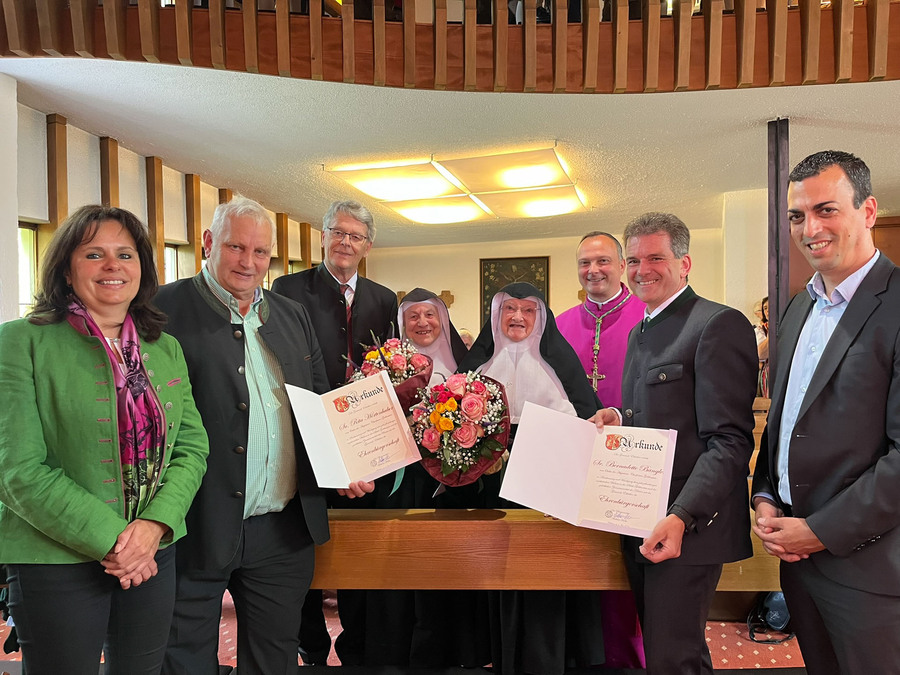 Sr. Rita und Sr. Bernadette bekamen am 2. Juni 2024 die Ehrenbürgerschaft von Elsbethen verliehen. / Gemeinde Elsbethen/Augustiner-Chorherrenstift Reichersberg Sr. Rita und Sr. Bernadette bekamen am 2. Juni 2024 die Ehrenbürgerschaft von Elsbethen verliehen.
