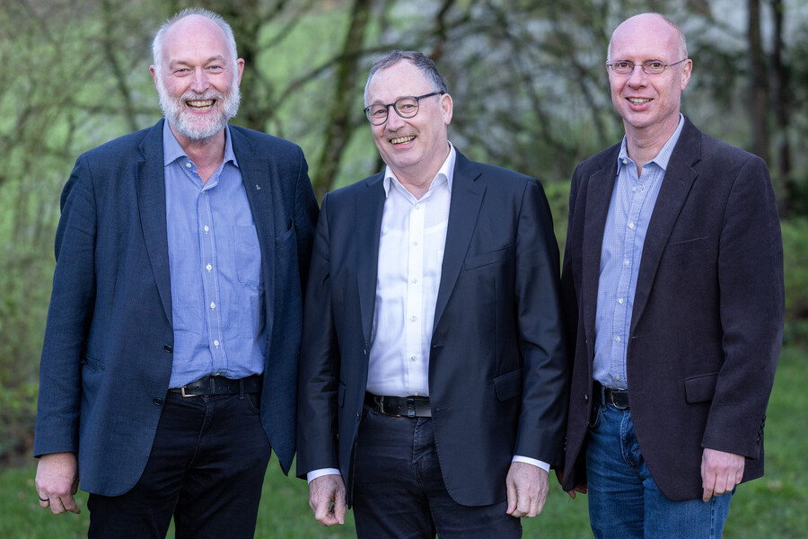 P. Bernhard Bürgler (Mitte) übergibt das Amt des Provinzials am 31. Juli 2024 an P. Thomas Hollweck (rechts).