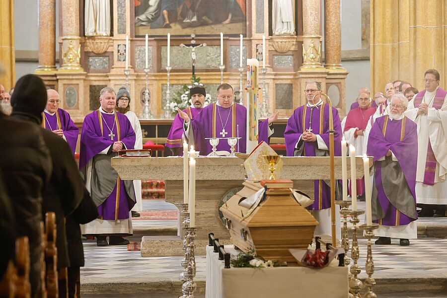 Abtpräses Johannes Perkmann stand dem Requiem in der Stiftskirche St. Lambrecht vor. / Sonntagsblatt/Gerd Neuhold, Gerd Neuhold Abtpräses Johannes Perkmann stand dem Requiem in der Stiftskirche St. Lambrecht vor.