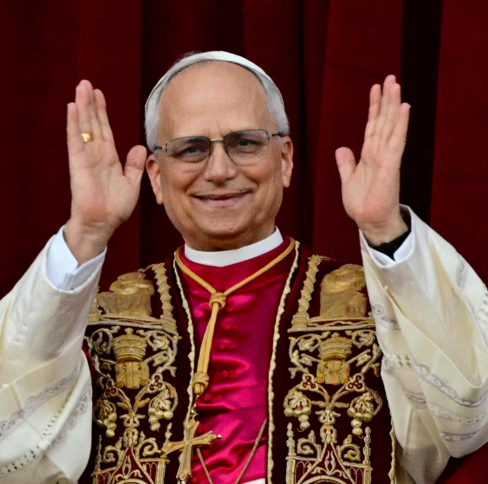 Download von www.picturedesk.com am 09.05.2025 (09:28). Newly elected Pope Leo XIV, Robert Prevost addresses the crowd on the main central loggia balcony of the St Peter's Basilica for the first time, after the cardinals ended the conclave, in The V