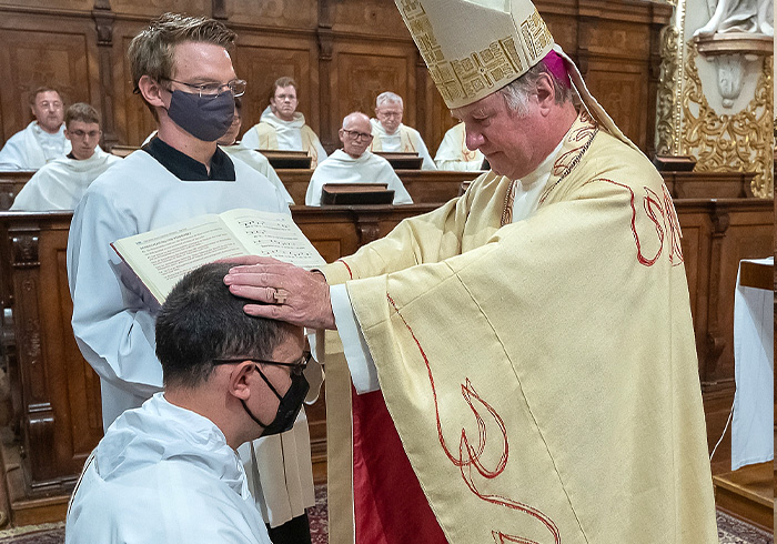 Bild: v.l.n.r. P. Stephan Daniel Eberhardt, Abt Nikolaus Thiel - Stift SchlierbachPater Stephan Daniel Eberhardt wurde durch Bischof Manfred Scheuer im Stift Schlierbach zum Priester geweiht.Foto Jack Haijes