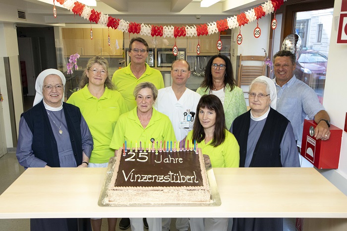 Die Konventoberin der Barmherzigen Schwestern, Sr. Basilides Steinmaßl, Gerlinde Kobelt, Markus Empacher, Andrea Schneider, Oberarzt Christian Schiller, Ildiko Klocker, Vinzentstüberl-Leiterin Silvia Feher, Sr. Maria-Stella und Wertevorstand Johannes